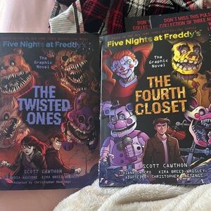 Five Nights at Freddy's Graphic Novels Set